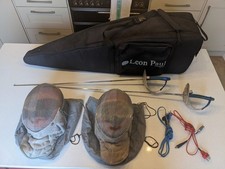 Fencing Gear Set: 2x Mask, 2x Sabres, Cables, Kit Bag
