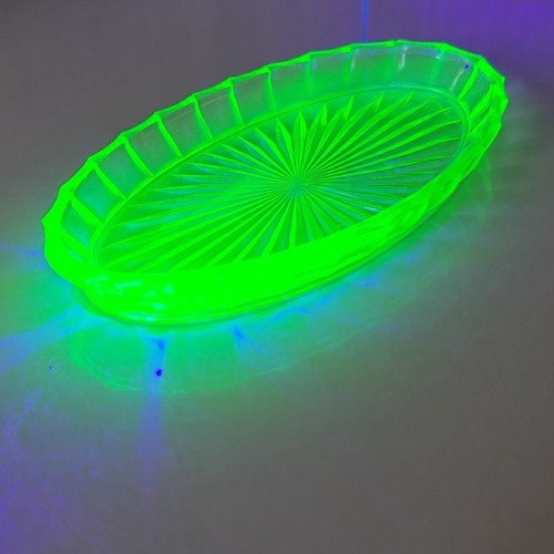 Green uranium glass trinket - green,
