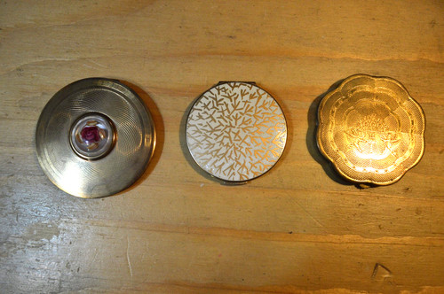 Group vintage compacts - of, 3