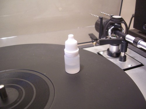 Tonearm damping fluid - damping, lift
