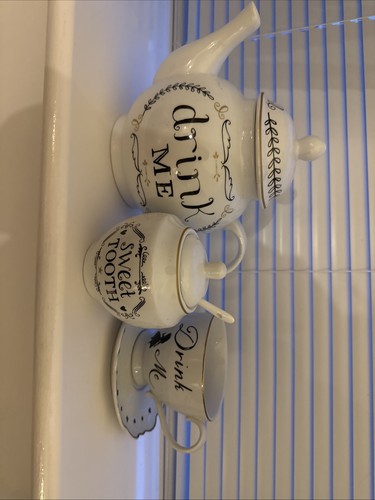 Alice wonderland tea set - in,