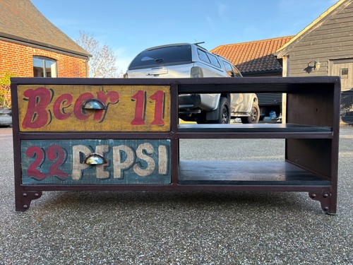Gaming stand vintage - in, a