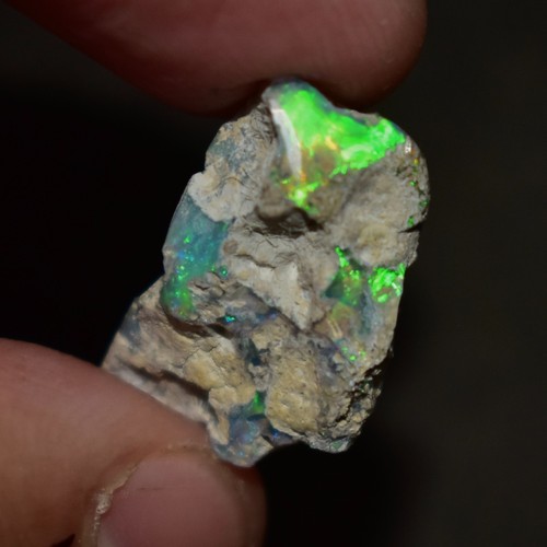 Smooth white opal rough - white, 7.45