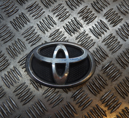 Genuine toyota avensis emblem - avensis,