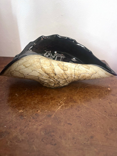 Unmarked black beige crackle - &,