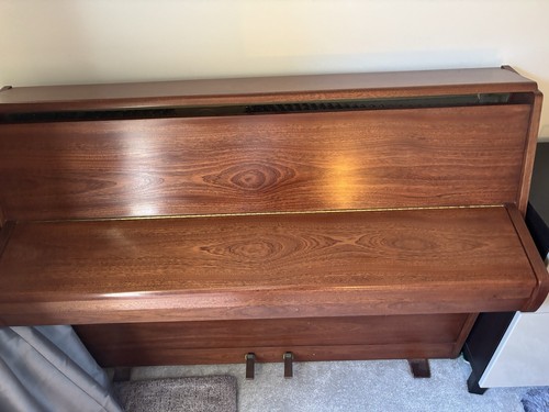 Beautiful upright zender piano - upright,