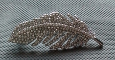 Vintage style feather brooch with stunning inset faux diamonds.