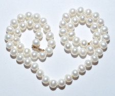 LOVELY VINTAGE NECKLACE OF NATURAL PEARLS WITH A 9CT 375 GOLD CLASP