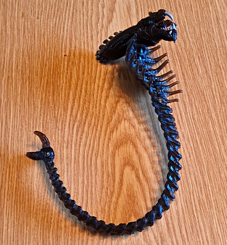 Alien black xenomorph - black,