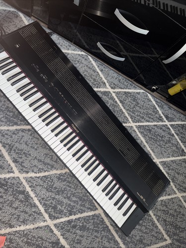 Roland digital keyboard - kr-33,