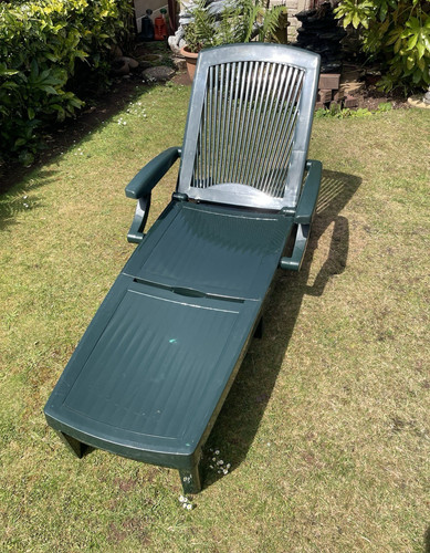 Green plastic reclining garden - green,