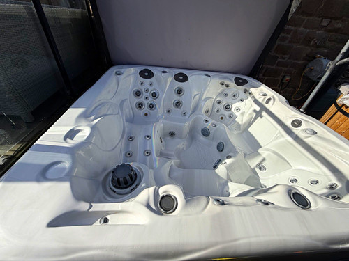 Hot tub - hot,