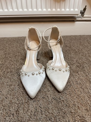 Lace and favour bridal pearl - lace,