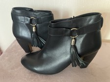 Women’s Black Leather Zip Ankle Boots ￼ Size 6