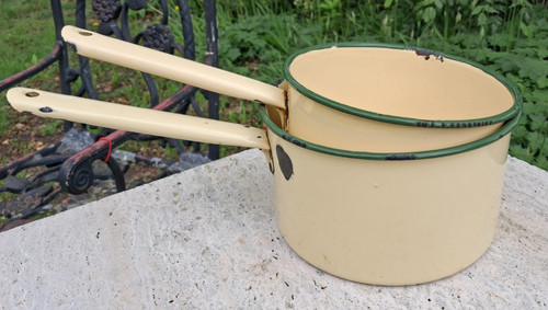 Vintage enamel saucepans - x,