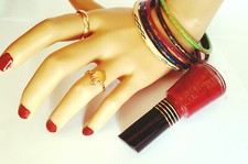 1 Female mannequin hand, life