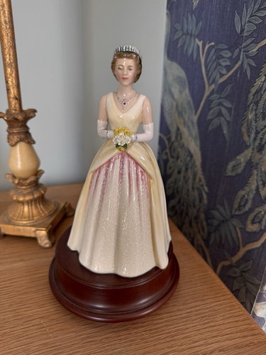 Rare royal doulton - hm, queen
