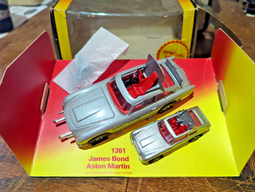 Corgi james bond aston martin - james,