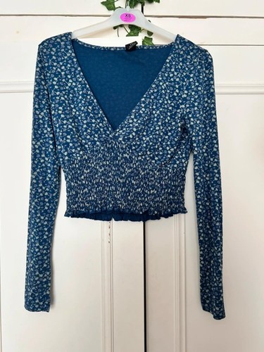 Blue floral neck - v, crop