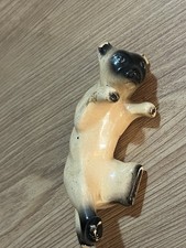 A BESWICK FIGURE OF A SIAMESE CAT