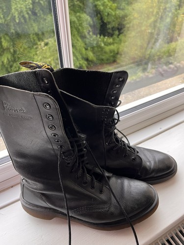 Black doc martins - doc,