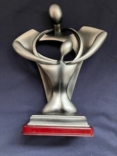 LOVELY HEAVY SCULPTURE OF EMBRACING LOVERS ON WOODEN PLINTH 28 cms TALL  1. 1 kg