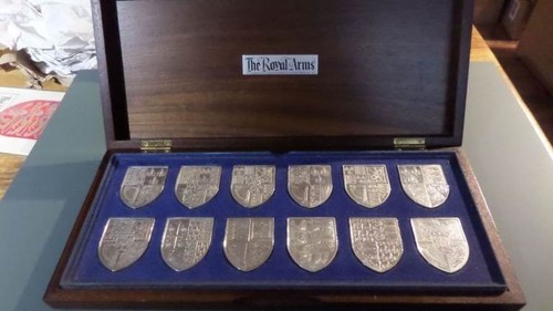 The royal arms set - set, of