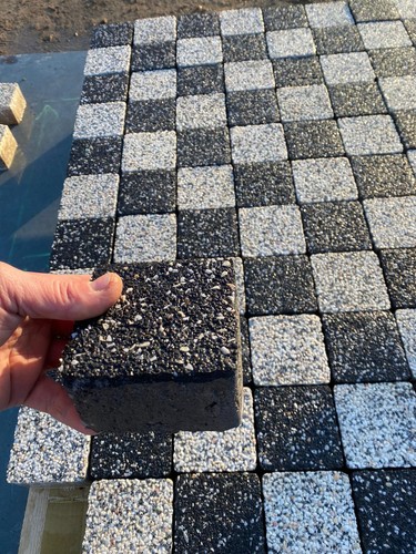 10m cobble sets - white, granite