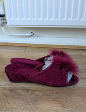 WOMENS VINTAGE 1970s BURGUNDY FLUFFY SLIPPERS UK SIZE 5 - MULES