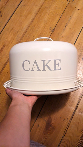 White round metal cake - white,