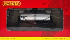 Hornby R6379 6 Wheel Milk Tank Wagon 1954 in United Dairies (W) Ltd Livery