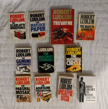 bundle/job lot x 11 Robert Ludlum books (10 x paperpack 1 x hardback)