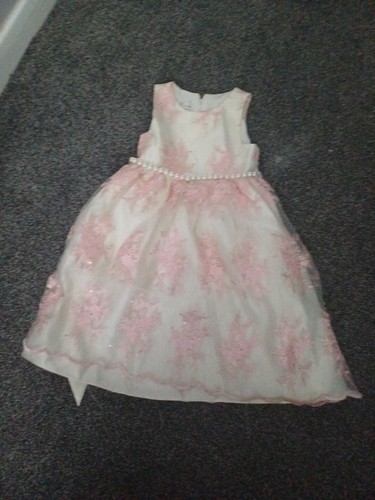 Girls dresses years used - 6-7,