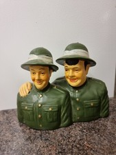 Vintage LAUREL & HARDY Statue Green Hugging Figurine Ornament Home Decor 18x14cm