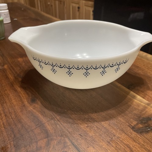 Vintage pyrex mixing bowl - mixing, in