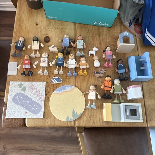 Aldi little town people 25 - people,