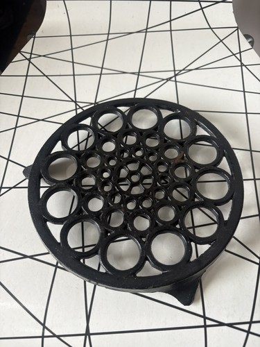 Round cast iron - trivet, pot