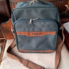 Samsonite Green Travel Bag, Over Shoulder Strap, Three Zip Up Compartments, used