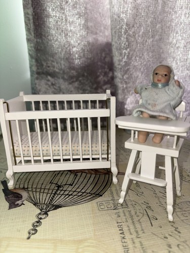 Great condition dollhouse - condition, 1:12