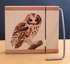 BARN OWL  CERAMIC TILE WOODEN CHEESE BOARD + WIRE CUTTER VINTAGE WOOD WOT KNOTS