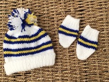 BRAND NEW HAND KNIT LEEDS UNITED FC UNISEX POM POM HAT AND MITTS IN NEWBORN BABY