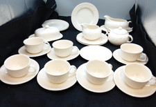 VINTAGE BARRATTS DINNER SERVICE WHITE WITH STRAWBERRY VINE DESIGN