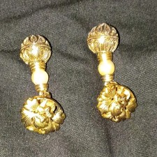Gold tone flower - tone, clip-on