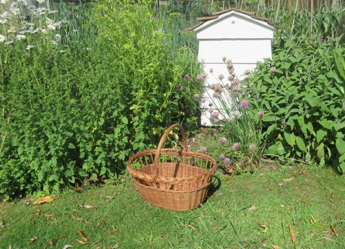 Vintage oval wicker shopping