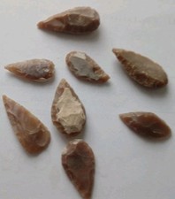 LOT OF 8 NEOLITHIC FLINT CARVED ARROWHEADS STONE AGE BRITAIN WAR RELIC 3000 B.C.