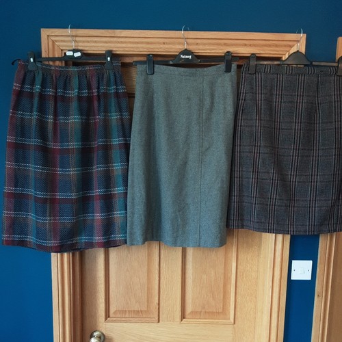 Bundle ladies clothes - of,