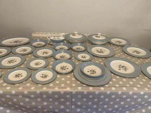 Royal doulton dinner set - doulton, 28