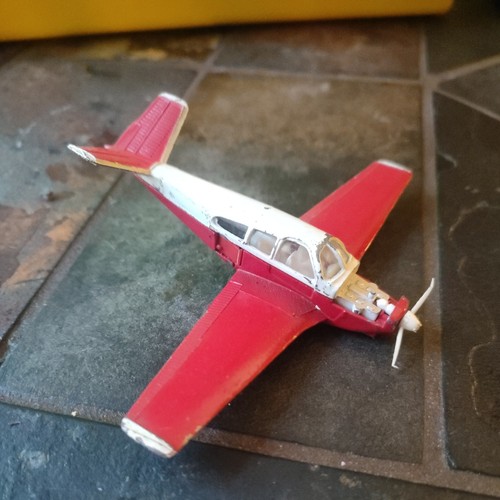 Dinky toys beechcraft 35 - dinky,