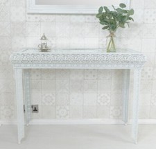White embossed metal glass - white,