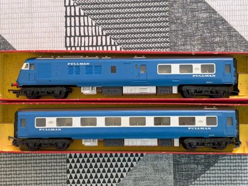 Triang dummy car and pullman - triang,